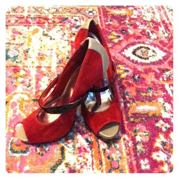 Bright red with high heels - Picture 1 of 4